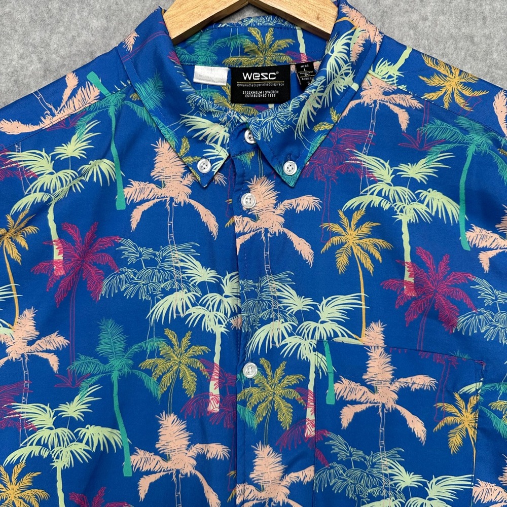 WESC Mens L Short Sleeve Button Up Shirt Palm Tree Blue Hawaiian Beach Party‎